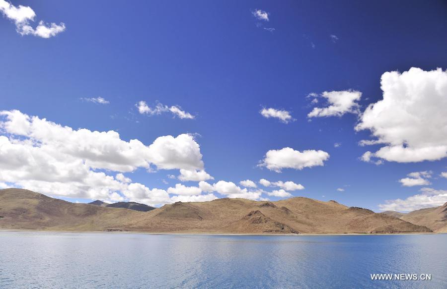 Photo taken on June 16, 2013 shows the scenery of the Yamzhog Yumco Lake in Shannan Prefecture, southwest China's Tibet Autonomous Region. (Xinhua/Liu Kun)