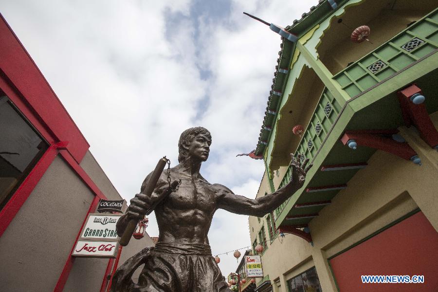 Photo taken on June 16, 2013 shows a 7.6-foot-tall bronze statue of martial arts star Bruce Lee in Los Angeles' Chinatown to mark the neighborhood's 75th anniversary. (Xinhua/Zhao Hanrong) 