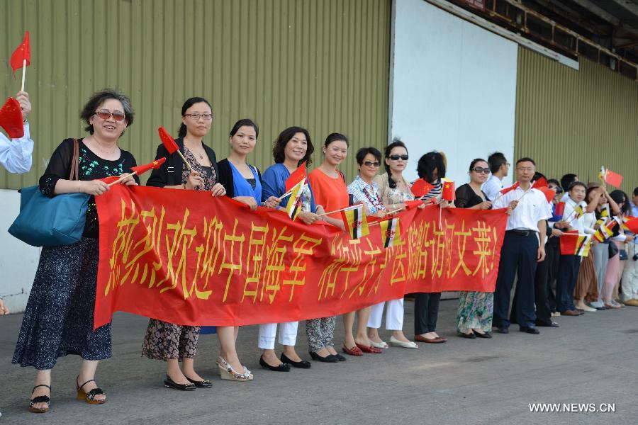 People welcome the arrival of Chinese hospital ship "Peace Ark" at Muara Port, Brunei, June 16, 2013. The Chinese People's Liberation Army Navy hospital ship "Peace Ark" arrived here June 16 to make a port call and participate in the ASEAN Defence Ministers' Meeting Plus (ADMM-Plus) Humanitarian Assistance & Disaster Relief (HADR) and Military Medicine (MM) Exercise. (Xinhua/Zheng Jie) 