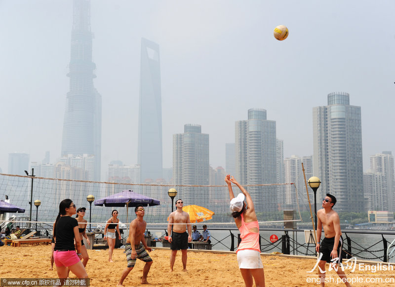 Many citizens and tourists gather in the south Band of Shanghai, bathing in the sunshine on June 16, 2013. The temperature reached 32.3 degrees Celsius, marking a new record of this summer. (Photo/CFP)