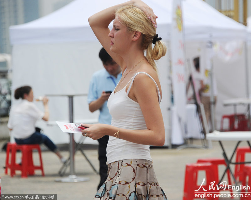 Many citizens and tourists gather in the south Band of Shanghai, bathing in the sunshine on June 16, 2013. The temperature reached 32.3 degrees Celsius, marking a new record of this summer. (Photo/CFP)