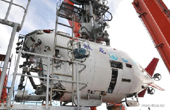 Photo taken on June 17, 2013 shows China's manned deep-sea submersible Jiaolong back to the Xiangyanghong 09 in the South China Sea, south China. Jiaolong finished the first diving operation for its first voyage of experimental application in the South China Sea at about 4:30 p.m. (0830 GMT) on June 17. Jiaolong set a new dive record after reaching a depth of 7,062 meters in the Pacific Ocean's Mariana Trench in June 2012. (Xinhua/Zhang Xudong)