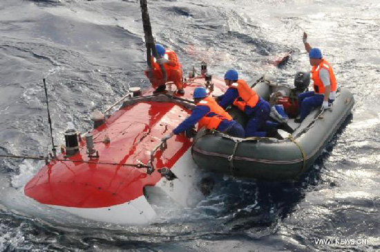 Photo taken on June 17, 2013 shows China's manned deep-sea submersible Jiaolong in the South China Sea, south China. Jiaolong finished the first diving operation for its first voyage of experimental application in the South China Sea at about 4:30 p.m. (0830 GMT) on June 17. Jiaolong set a new dive record after reaching a depth of 7,062 meters in the Pacific Ocean's Mariana Trench in June 2012. (Xinhua/Zhang Xudong) 