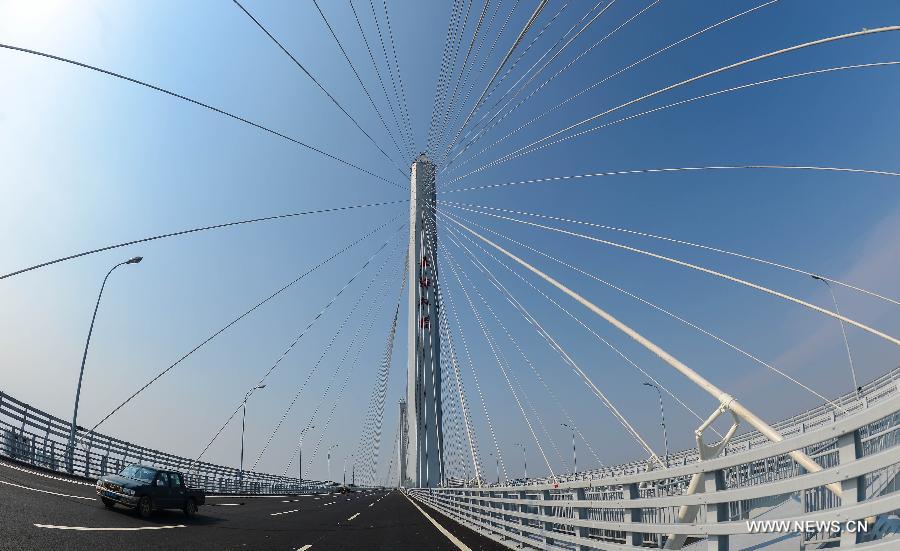 Photo taken on June 17, 2013 shows the Jiaxing-Shaoxing Sea Bridge in Shaoxing, east China's Zhejiang Province. The bridge was completed on June 17 and is expected to be open to traffic by the end of June. With a span of 10 kilometers over the Hangzhou Bay, it is the world's longest and widest multi-pylon cable-stayed bridge. (Xinhua/Xu Yu) 