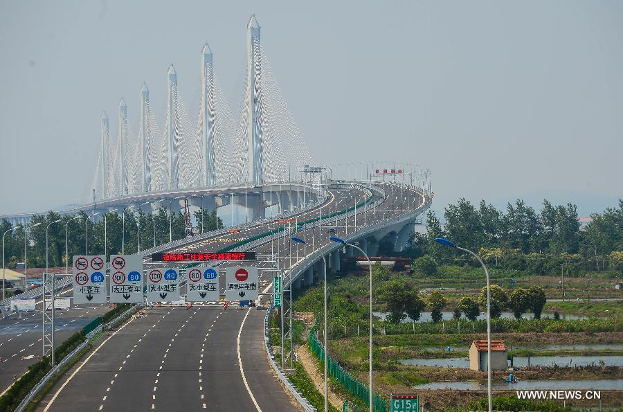 Photo taken on June 17, 2013 shows the Jiaxing-Shaoxing Sea Bridge in Shaoxing, east China's Zhejiang Province. The bridge was completed on June 17 and is expected to be open to traffic by the end of June. With a span of 10 kilometers over the Hangzhou Bay, it is the world's longest and widest multi-pylon cable-stayed bridge. (Xinhua/Xu Yu) 