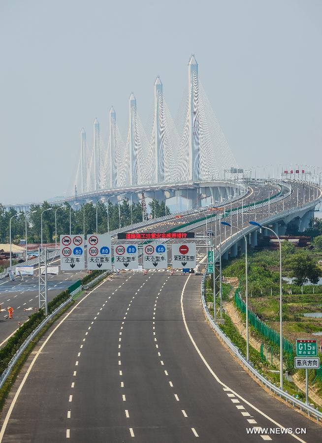 Photo taken on June 17, 2013 shows the Jiaxing-Shaoxing Sea Bridge in Shaoxing, east China's Zhejiang Province. The bridge was completed on June 17 and is expected to be open to traffic by the end of June. With a span of 10 kilometers over the Hangzhou Bay, it is the world's longest and widest multi-pylon cable-stayed bridge. (Xinhua/Xu Yu) 