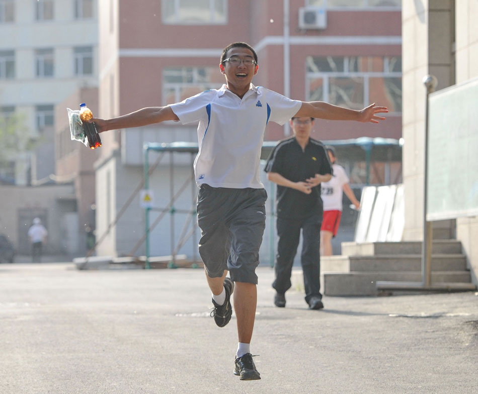 A student runs out of school with open arms after finishing the National Higher Education Entrance Examination, or Gaokao, Changchun, northeast China’s Jilin province, June 8. Roughly 9.12 million students attended Gaokao this year. (Xinhua/Zhang Nan) 