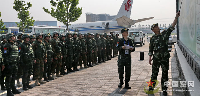 The special operation members of the Chinese People's Armed Police Force (CPAPF) and the Russian Domestic Security Force participate in the China-Russia "Cooperation 2013" joint training. (China Military Online/Qiao Tianfu)