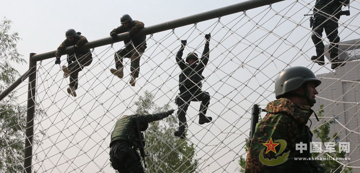 The special operation members of the Chinese People's Armed Police Force (CPAPF) and the Russian Domestic Security Force participate in the China-Russia "Cooperation 2013" joint training. (China Military Online/Qiao Tianfu)