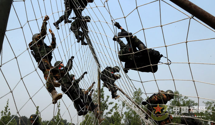 The special operation members of the Chinese People's Armed Police Force (CPAPF) and the Russian Domestic Security Force participate in the China-Russia "Cooperation 2013" joint training. (China Military Online/Qiao Tianfu)