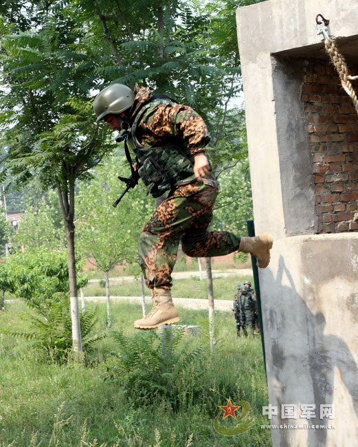 The special operation members of the Chinese People's Armed Police Force (CPAPF) and the Russian Domestic Security Force participate in the China-Russia "Cooperation 2013" joint training. (China Military Online/Qiao Tianfu)