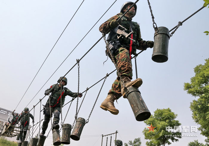 The special operation members of the Chinese People's Armed Police Force (CPAPF) and the Russian Domestic Security Force participate in the China-Russia "Cooperation 2013" joint training. (China Military Online/Qiao Tianfu)