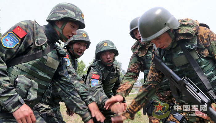 The special operation members of the Chinese People's Armed Police Force (CPAPF) and the Russian Domestic Security Force participate in the China-Russia "Cooperation 2013" joint training. (China Military Online/Qiao Tianfu)