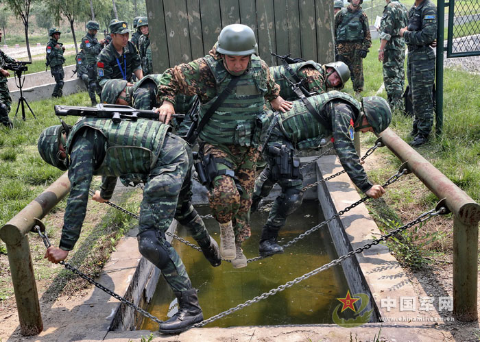 The special operation members of the Chinese People's Armed Police Force (CPAPF) and the Russian Domestic Security Force participate in the China-Russia "Cooperation 2013" joint training. (China Military Online/Qiao Tianfu)