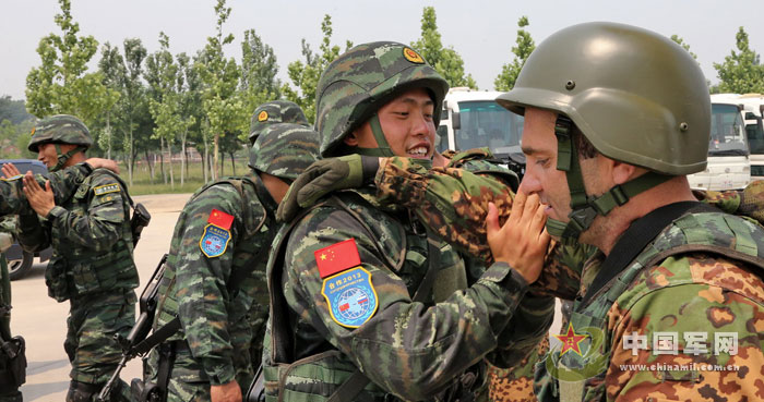 The special operation members of the Chinese People's Armed Police Force (CPAPF) and the Russian Domestic Security Force participate in the China-Russia "Cooperation 2013" joint training. (China Military Online/Qiao Tianfu)