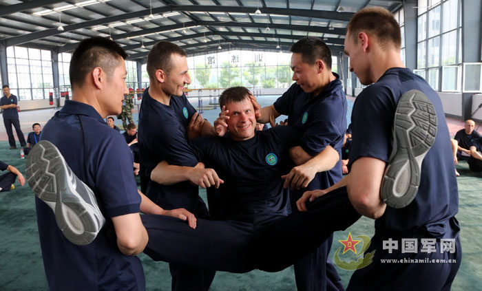 The special operation members of the Chinese People's Armed Police Force (CPAPF) and the Russian Domestic Security Force participate in the China-Russia "Cooperation 2013" joint training. (China Military Online/Qiao Tianfu)