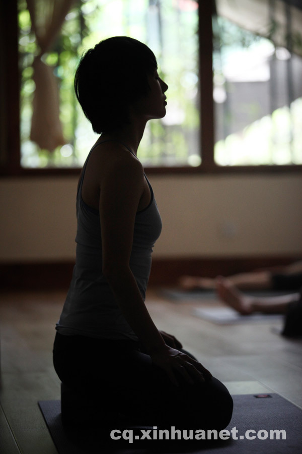 A lady does the Yoga pose at Chongqing's yoga club. (Photo/Xinhua)