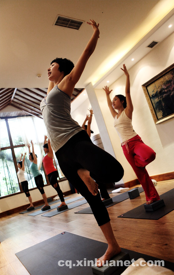 A Yoga instructor leads learners to do yoga pose. (Photo/Xinhua)