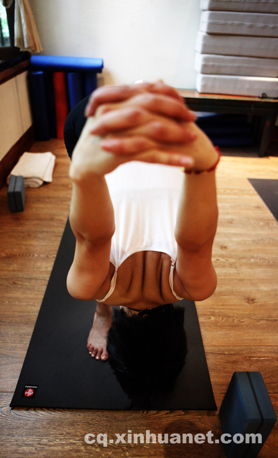 A lady does the Yoga pose at Chongqing's yoga club. (Photo/Xinhua)