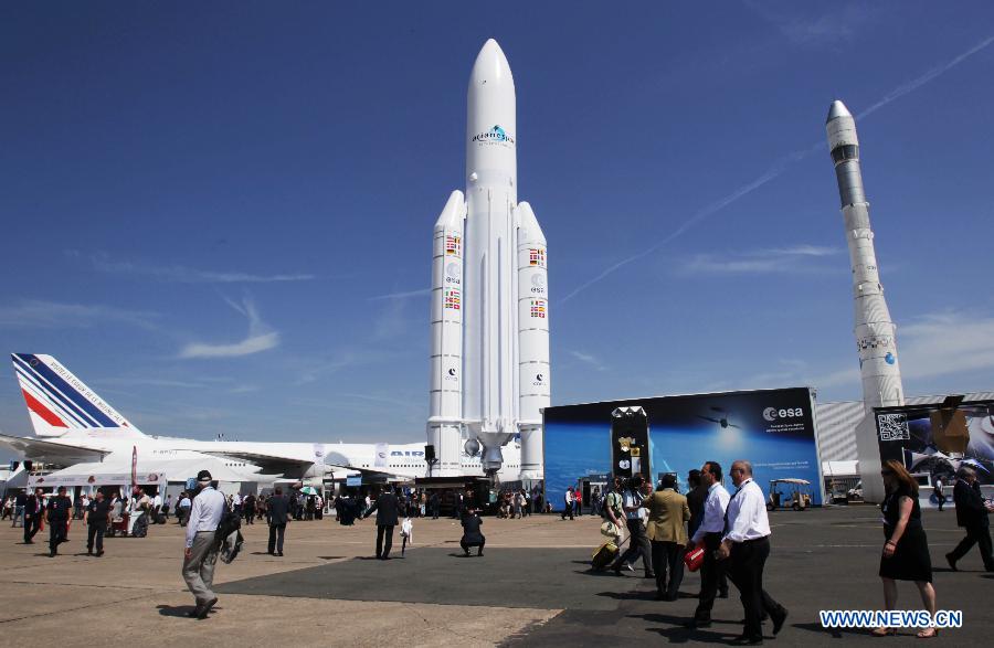 People visit the 50th International Paris Air Show at the Le Bourget airport in Paris, France, June 17, 2013. The Paris Air Show runs from June 17 to 23. (Xinhua/Gao Jing) 