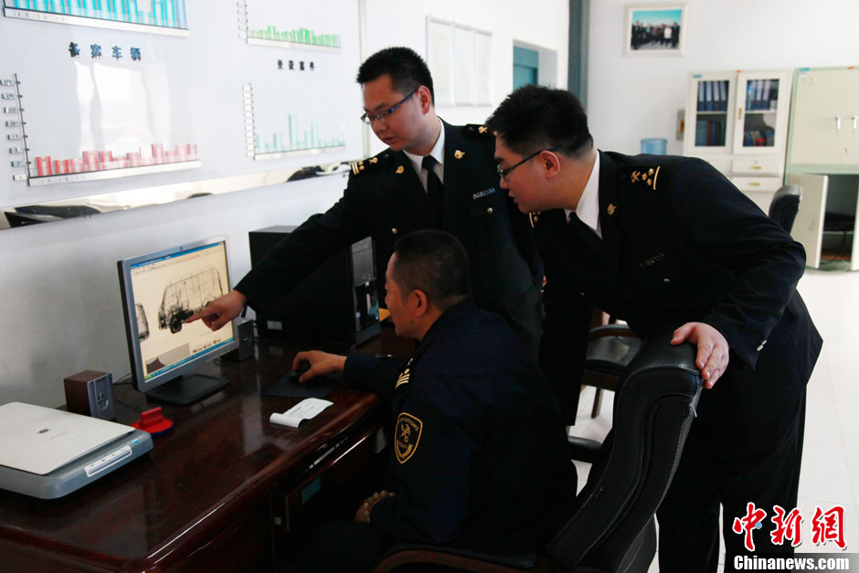 Customs officials at Manzhouli, the Inner Mongolia Autonomous Region, discovered a haul of 213 wild bear paws that had been hidden in a vehicle by two Russian nationals, the biggest seizure of smuggled paws ever made by Chinese customs. (Photo by Liu Wenhua/ CNS)