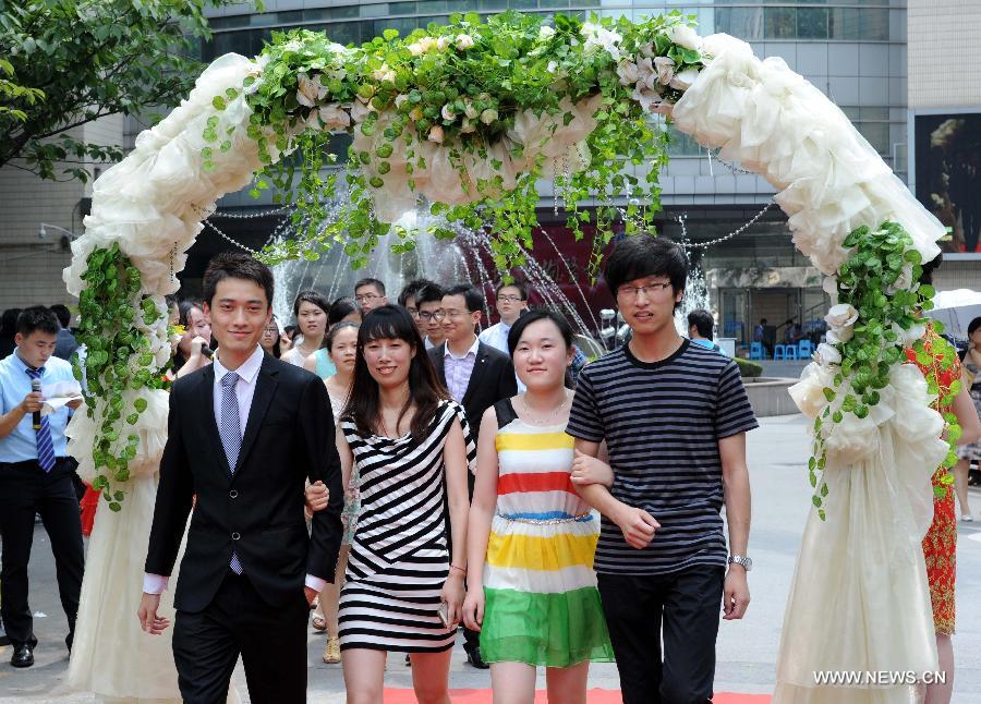 Graduates of the School of Medicine of the Southeast University (SEU) attend their graduation ceremony in Nanjing, capital of east China's Jiangsu Province, June 17, 2013. (Xinhua/Sun Can)