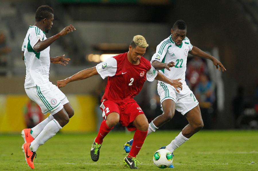 Tahiti's Alvin Tehau (C) vies for the ball with Kenneth Omeruo (R) of Nigeria, during the FIFA's Confederations Cup Brazil 2013 match, held at Mineirao Stadium, in Belo Horizonte, Minas Gerais state, Brazil, on June 17, 2013. (Xinhua/David de la Paz)