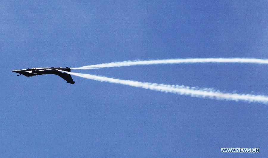 A French Dassault Rafale fighter performs during the 50th International Paris Air Show at the Le Bourget airport in Paris, France, June 17, 2013. The Paris Air Show runs from June 17 to 23. (Xinhua/Gao Jing)