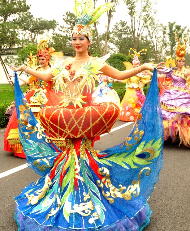 Photo taken on June 15, 2013 shows the float parade in the Garden Expo Park in Fengtai District, Beijing. (PD Online/Du Mingming)