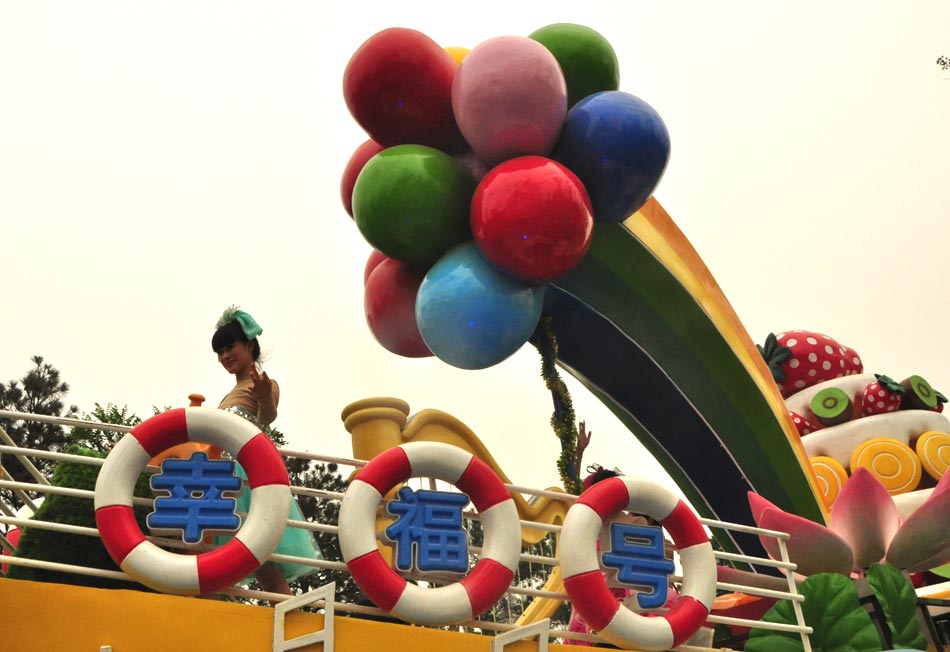 Photo taken on June 15, 2013 shows the float parade in the Garden Expo Park in Fengtai District, Beijing. (PD Online/Du Mingming)