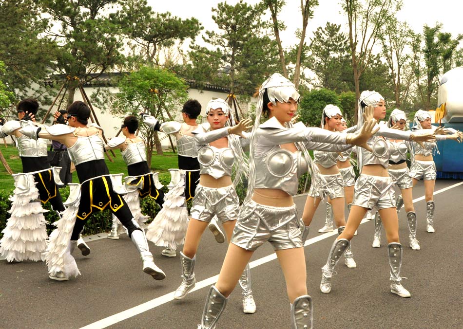 Photo taken on June 15, 2013 shows the float parade in the Garden Expo Park in Fengtai District, Beijing. (PD Online/Du Mingming)