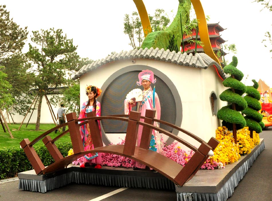 Photo taken on June 15, 2013 shows the float parade in the Garden Expo Park in Fengtai District, Beijing. (PD Online/Du Mingming)