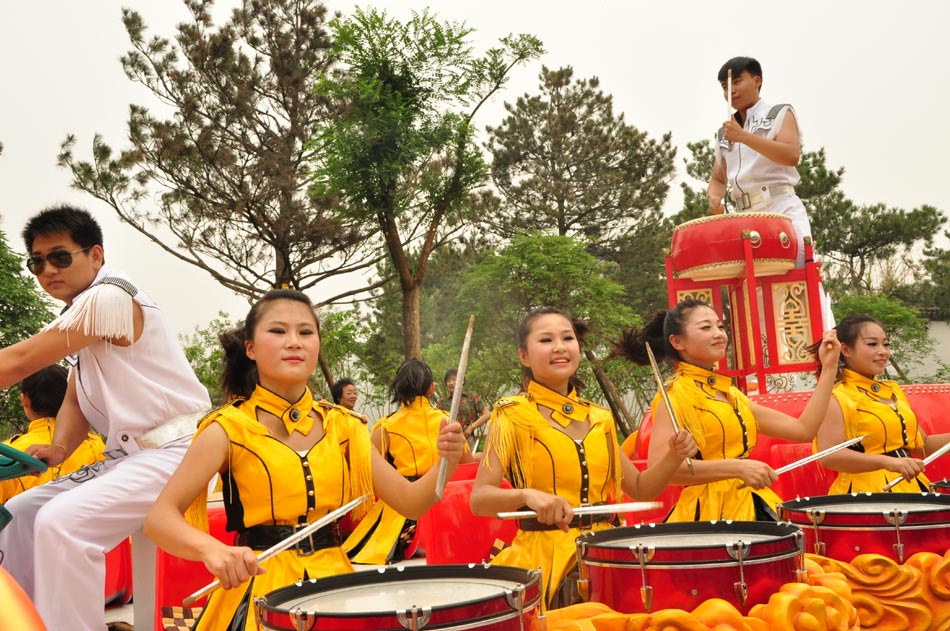 Photo taken on June 15, 2013 shows the float parade in the Garden Expo Park in Fengtai District, Beijing. (PD Online/Du Mingming)