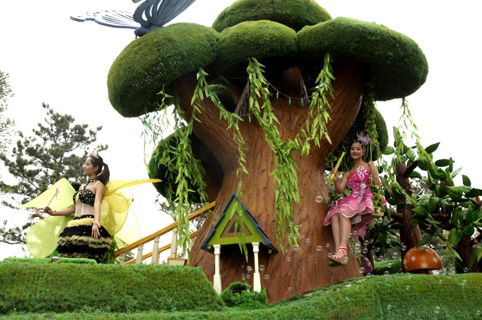 Photo taken on June 15, 2013 shows the float parade in the Garden Expo Park in Fengtai District, Beijing. (PD Online/Yao Chun)