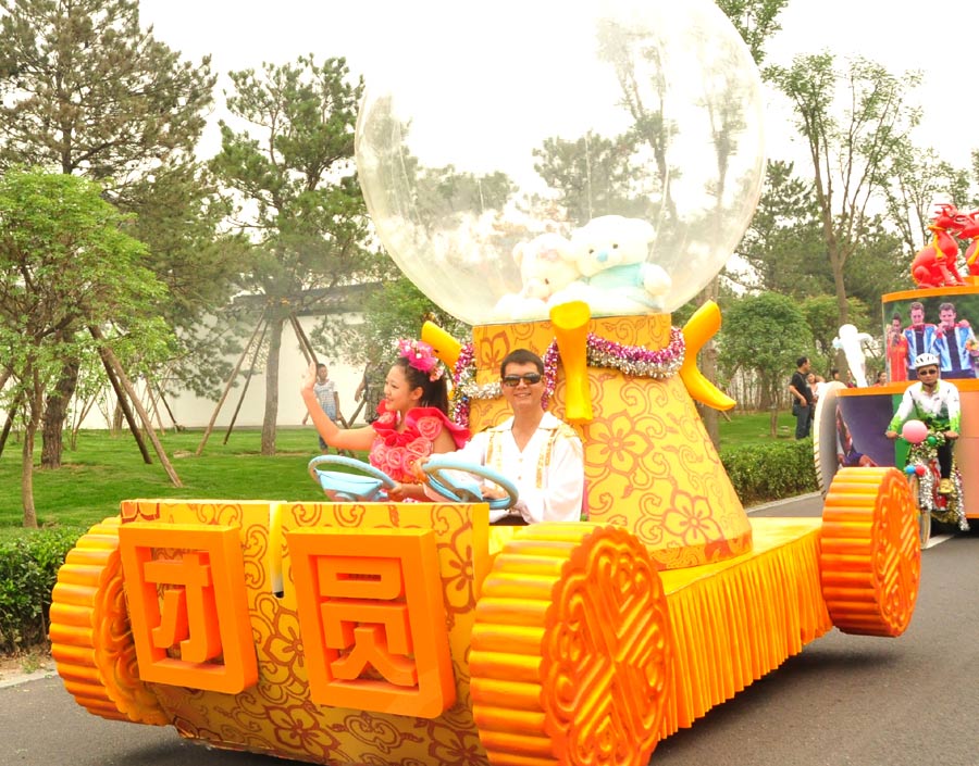 Photo taken on June 15, 2013 shows the float parade in the Garden Expo Park in Fengtai District, Beijing. (PD Online/Du Mingming)