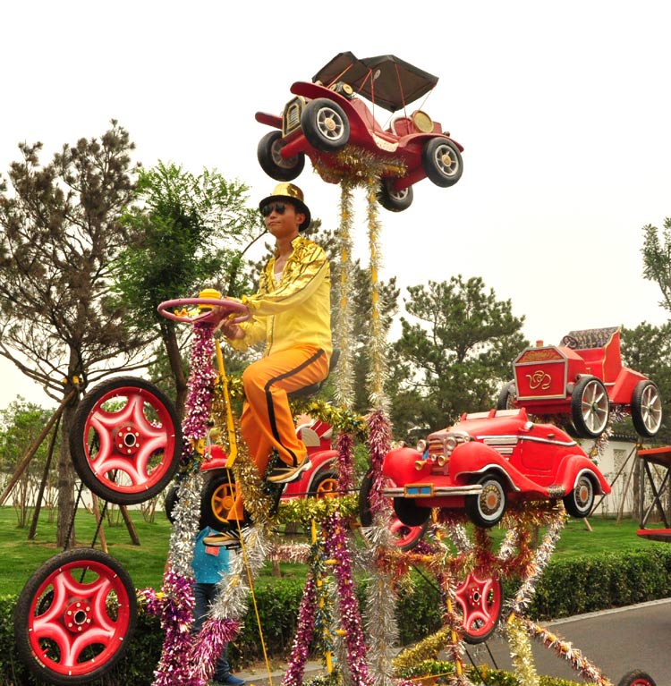 Photo taken on June 15, 2013 shows the float parade in the Garden Expo Park in Fengtai District, Beijing. (PD Online/Du Mingming)