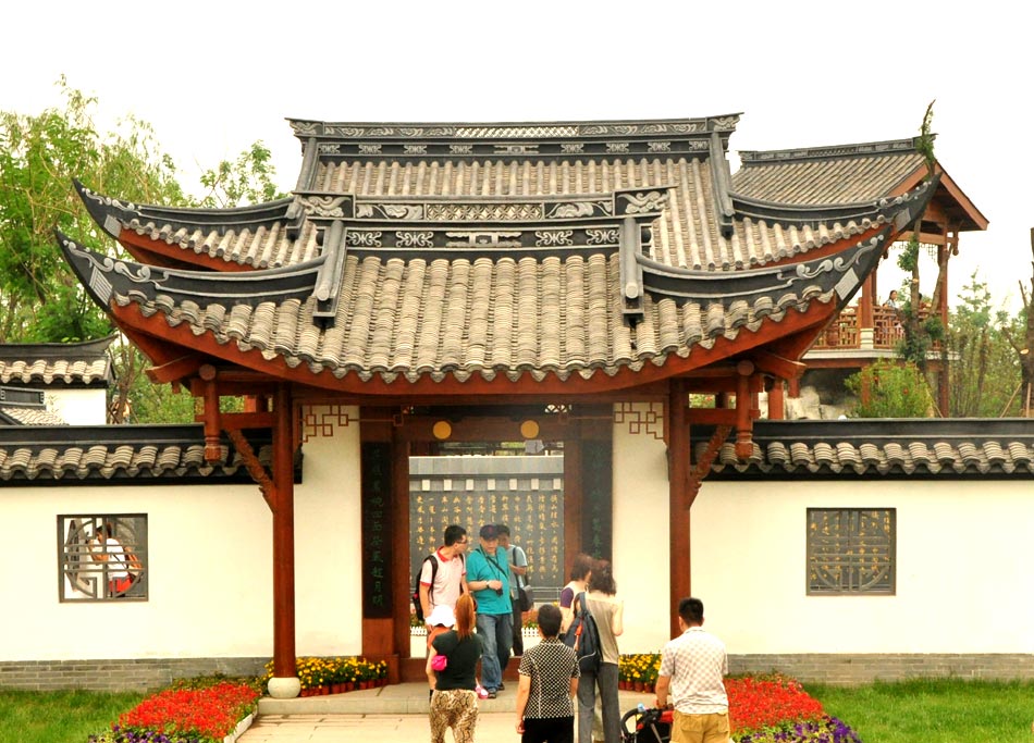 Photo taken on June 15, 2013 shows the beautiful scenery in Garden Expo Park in Fengtai District, Beijing. (PD Online/Du Mingming)