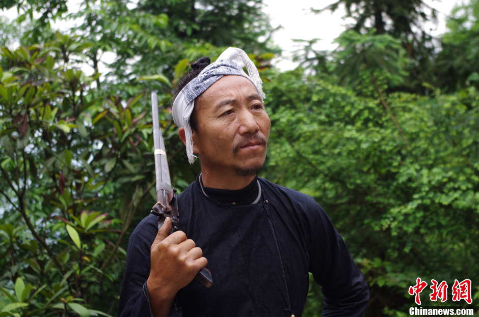 Basha men worship strength and Basha people are the only group in China that is permitted to carry guns. (Photo by Wangchao/ Chinanews.com)