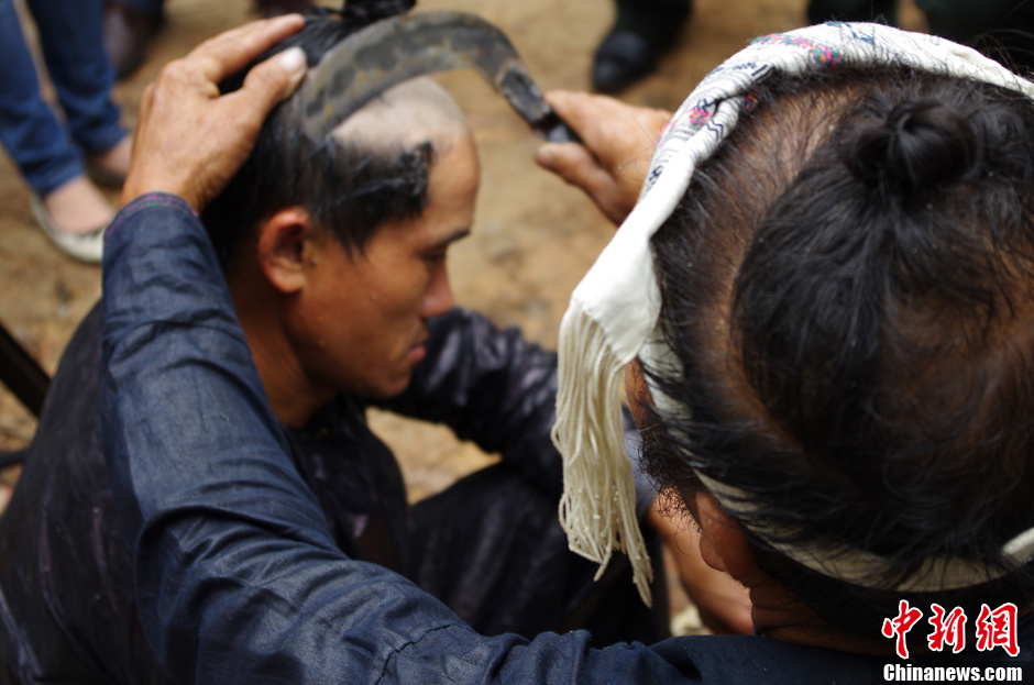 Basha men usually wear collarless cotton clothes and straight-legged trousers and bring sickles and guns with them. Basha people are the only group in China that is permitted to carry guns. (Photo by Wangchao/ Chinanews.com)