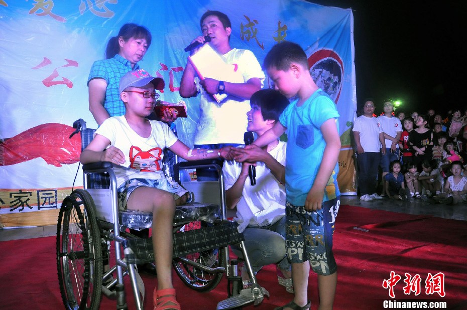 Ms. Xue and Hao Xin receive donation at a public-service performance. (Photo/CNS) 