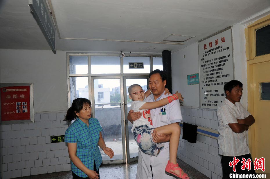 Chen, the doctor in charge of Hao Xin, takes her to the clinic room. (Photo/CNS) 