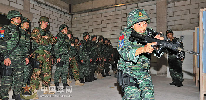 The special operation members of the Chinese People's Armed Police Force (CPAPF) and the Russian Domestic Security Force participate in the China-Russia "Cooperation 2013" joint training. (China Military Online/Qiao Tianfu, Liu Haishan)