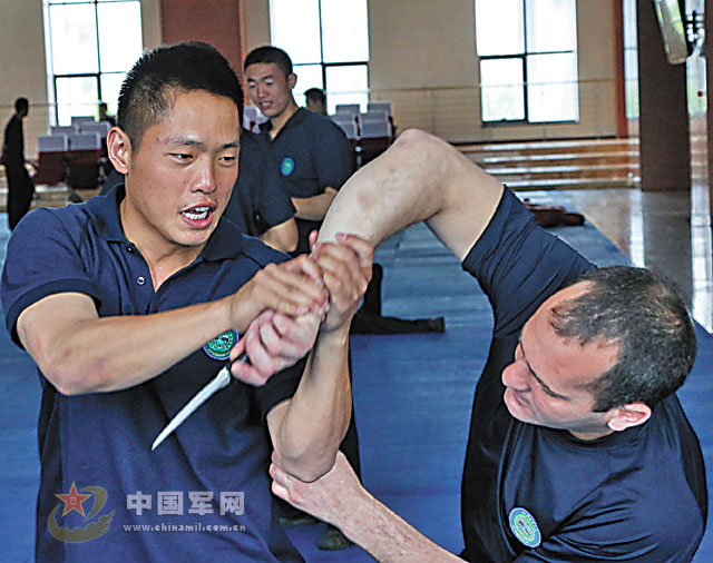 The special operation members of the Chinese People's Armed Police Force (CPAPF) and the Russian Domestic Security Force participate in the China-Russia "Cooperation 2013" joint training. (China Military Online/Qiao Tianfu, Liu Haishan)