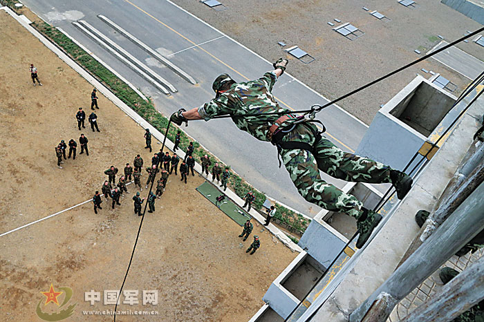 The special operation members of the Chinese People's Armed Police Force (CPAPF) and the Russian Domestic Security Force participate in the China-Russia "Cooperation 2013" joint training. (China Military Online/Qiao Tianfu, Liu Haishan)