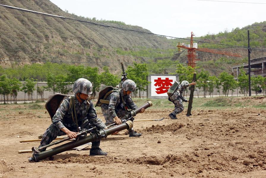 A regiment under the Lanzhou Military Area Command (MAC) of the Chinese People's Liberation Army (PLA) organizes its troops to carry out a comprehensive live-ammunition drill in an unfamiliar field. (China Military Online/Zhang Yaokun)