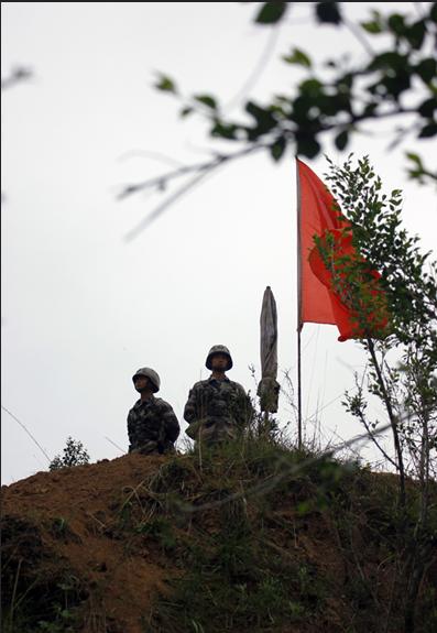 A regiment under the Lanzhou Military Area Command (MAC) of the Chinese People's Liberation Army (PLA) organizes its troops to carry out a comprehensive live-ammunition drill in an unfamiliar field. (China Military Online/Zhang Yaokun)