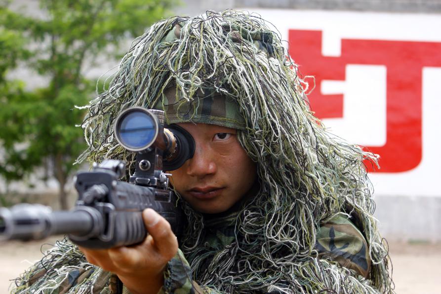 A regiment under the Lanzhou Military Area Command (MAC) of the Chinese People's Liberation Army (PLA) organizes its troops to carry out a comprehensive live-ammunition drill in an unfamiliar field. (China Military Online/Zhang Yaokun)