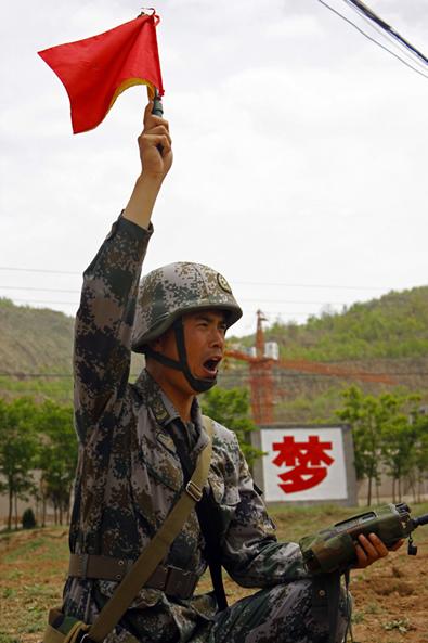 A regiment under the Lanzhou Military Area Command (MAC) of the Chinese People's Liberation Army (PLA) organizes its troops to carry out a comprehensive live-ammunition drill in an unfamiliar field. (China Military Online/Zhang Yaokun)