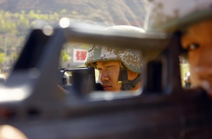 A regiment under the Lanzhou Military Area Command (MAC) of the Chinese People's Liberation Army (PLA) organizes its troops to carry out a comprehensive live-ammunition drill in an unfamiliar field. (China Military Online/Zhang Yaokun)