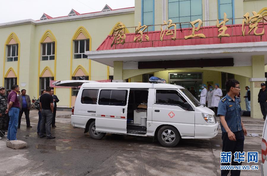 Medical workers transfer the wounded to hospital.A bus fell into a valley near Miaoergou village in the Changji Hui autonomous prefecture, Xinjiang Uygur autonomous region, on June 18, 2013. (Photo/ Xinhua)